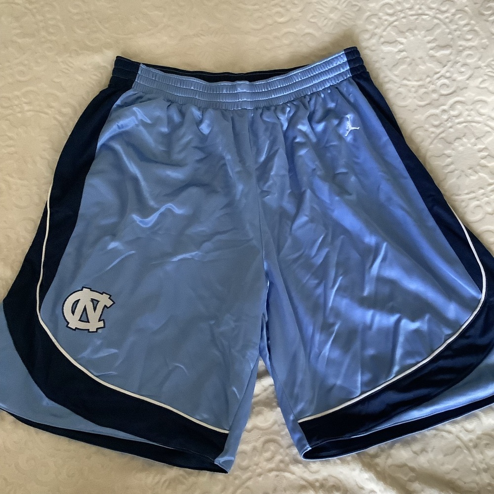 North Carolina Tarheels Jordan Nike Basketball shorts, vintage, size LARGE
